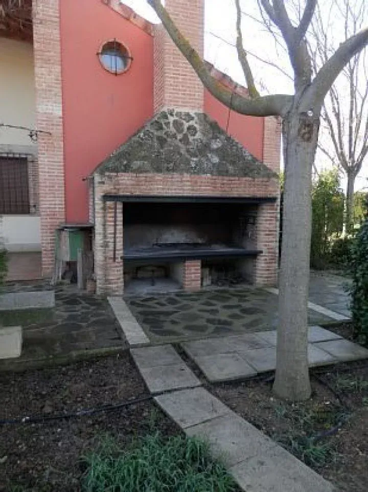 Barbacoa de obra en el jardín