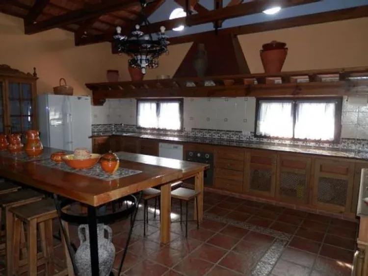 Cocina rústica equipada con mesa de madera