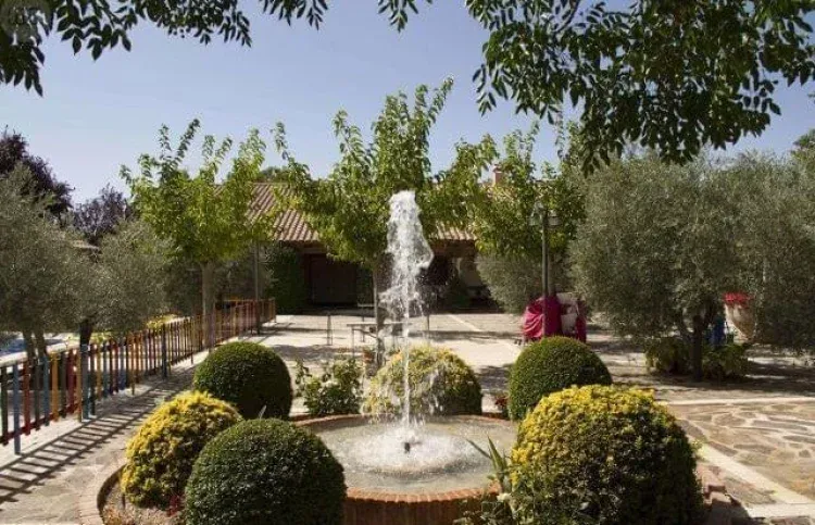 Jardín con fuente y setos recortados