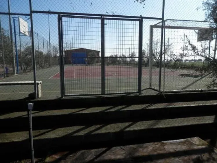 Pista polideportiva vallada de la casa