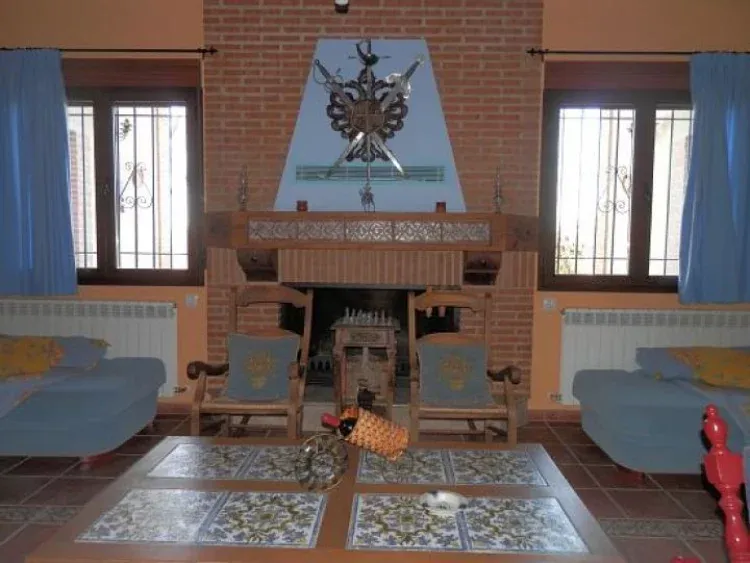 Salón con chimenea encendida