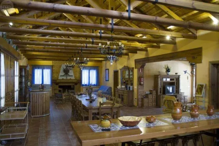 Salón comedor con vigas de madera vistas